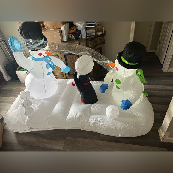 Inflatable Snowmen Throwing Snowball Christmas Winter Large Inflatable - Picture 5 of 16